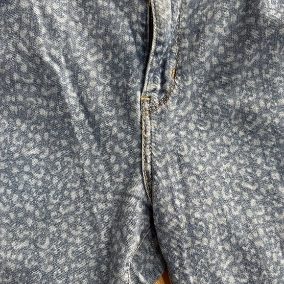 Levi’s 711 Skinny Women's Blue Jeans with Cheetah Print - Picture 3 of 8